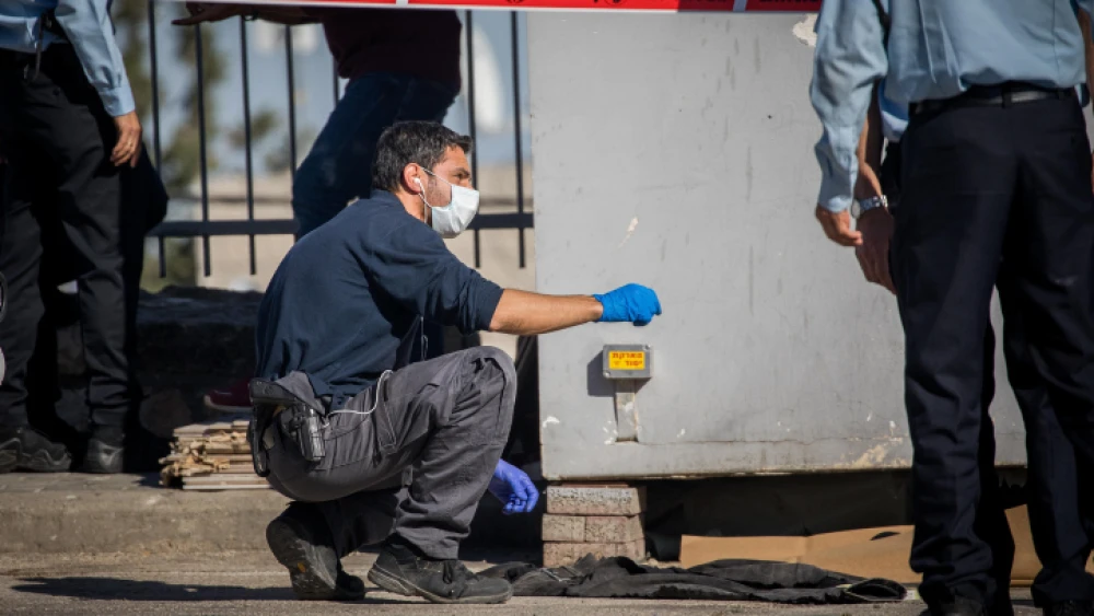 Police at the scene of an attempted stabbing attack at Armon Hanatziv neighborhood in Jerusalem on May 25, 2020. Photo by Yonatan Sindel/Flash90.