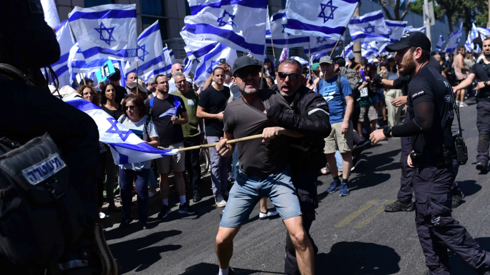 Opponents of judical reform clash with police during a protest in Tel Aviv, July 11, 2023. Photo by Tomer Neuberg/Flash90.