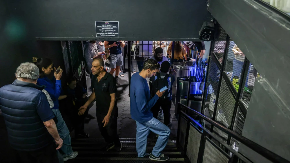 People run to take cover as siren warns of incoming missiles fired from Yemen, in Tel Aviv, March 30, 2025. Photo by Miriam Alster/Flash90.