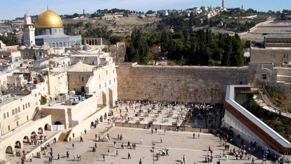 A view of the Western Wall in Old City Jerusalem. Credit: Golasso/Wikimedia Commons.