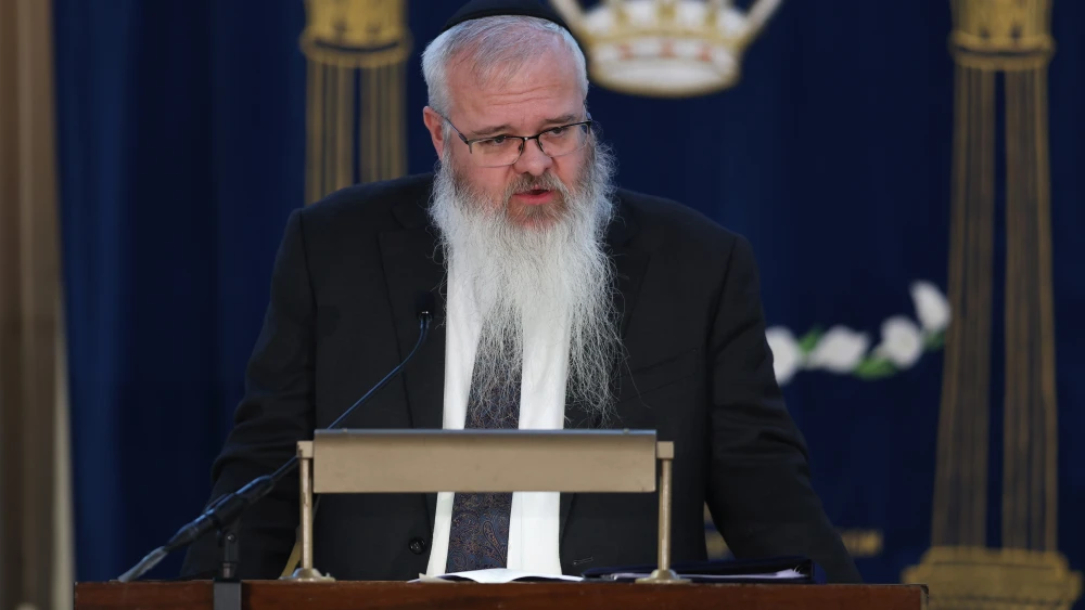 Rabbi Daniel Walker speaks during a dedication ceremony in memory of victims from the Oct, 2, 2025 attack at Heaton Park Hebrew Congregation Synagogue on April 28, 2026 in Manchester, England. Photo by Ryan Jenkinson/Getty Images.