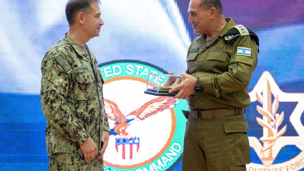 IDF Chief of the General Staff Lt. Gen. Eyal Zamir (right) presents a token of appreciation to U.S. Central Command (CENTCOM) Commander Adm. Brad Cooper during an operational forum on Aug. 11, 2026. Credit: IDF.