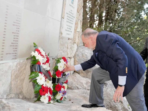 U.S. Ambassador to Israel Mike Huckabee lays a wreath at a ceremony honoring American victims of the Oct. 7, 2023 Hamas massacre, April 27, 2025. Source: X/@USAmbIsrael.