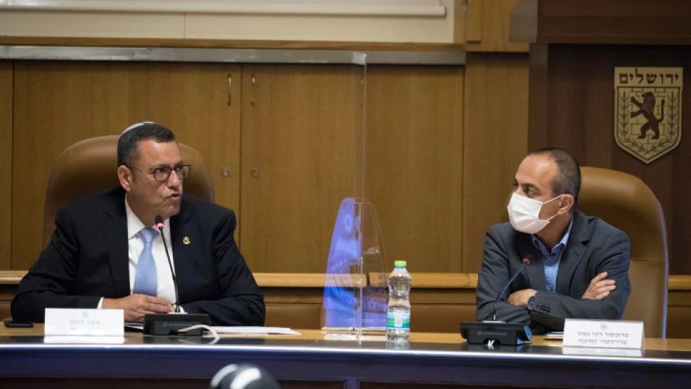 Israeli Coronavirus Project Coordinator Ronni Gamzu (right), during a meeting with Jerusalem Mayor Moshe Lion at City Hall on August 12, 2020. Photo by Olivier Fitoussi/Flash90.