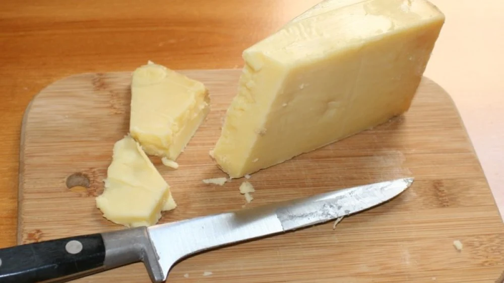 Cheddar cheese. Credit: J.P.Lon via Wikimedia Commons.