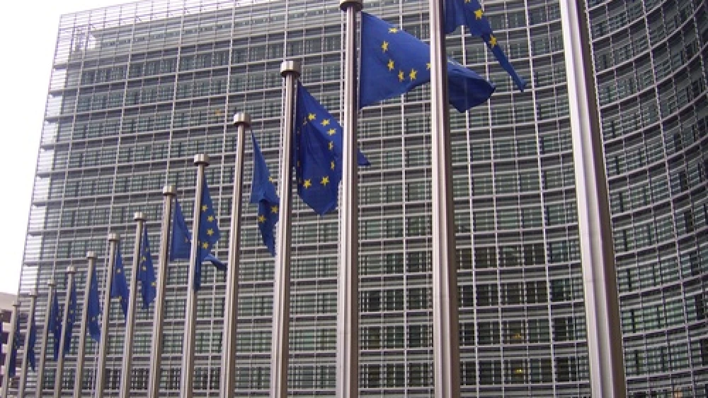 EU flags in front of the European Commission building in Brussels. Credit: Amio Cajander via Wikimedia Commons.