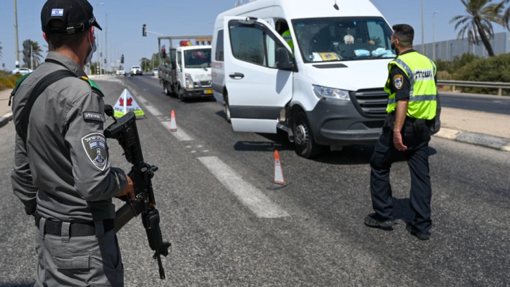 Israeli police officers, reinforced by Border Police fighters, set up a roadblock at the Jezreel junction on Road 60 that leads to Jenin, in the search for six Palestinian prisoners who escaped the Gilboa Prison days earlier, Sept. 9, 2021. Photo by Michael Giladi/Flash90.