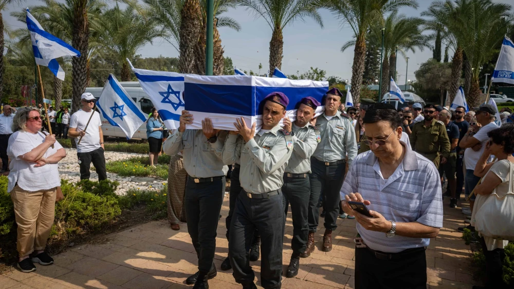 Family and friends of IDF Col. Asaf Hamami during his funeral at the Kiryat Shaul Military Cemetery in Tel Aviv, Nov. 4, 2025. Photo by Chaim Goldberg/Flash90.