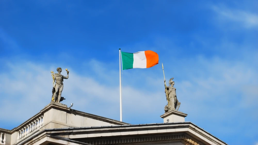 Una bandera irlandesa flamea sobre Dublín. Foto: David Renton/Shutterstock.