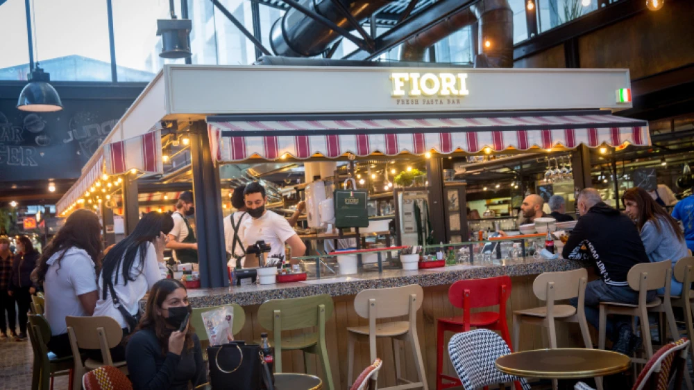 Diners at a restaurant in Tel Aviv on March 7, 2021. Photo by Miriam Alster/Flash90.