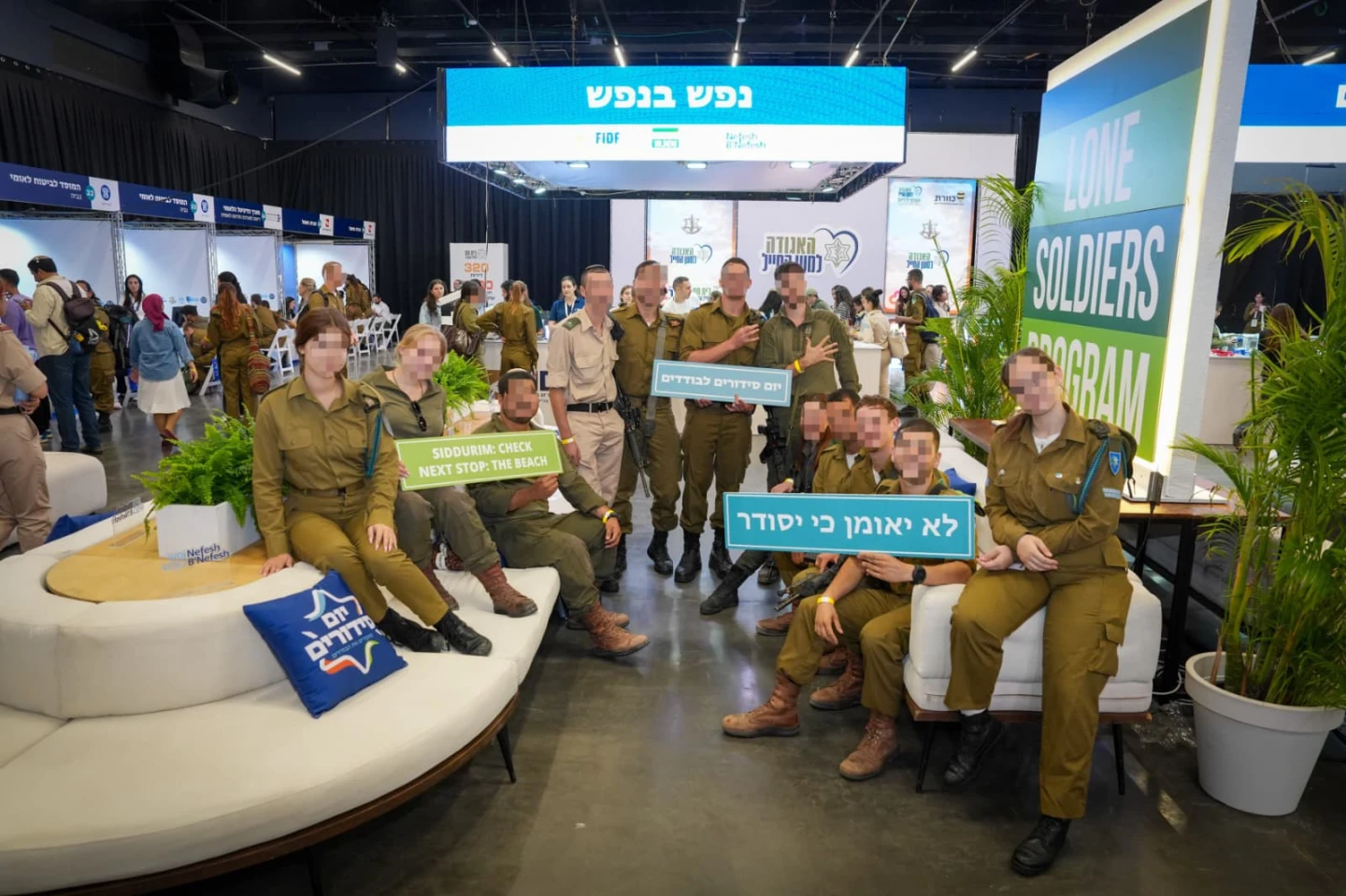 IDF lone soldiers gather at the “Yom Siddurim” event at Expo Tel Aviv, Oct. 22, 2026. Photo by Shahar Azran.