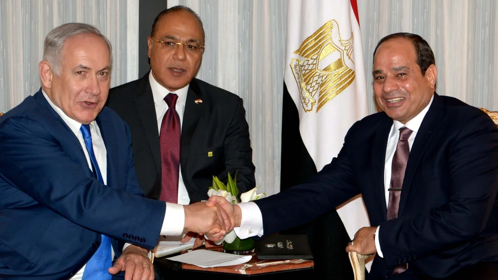 Israeli Prime Minister Benjamin Netanyahu, left, meets with Egyptian President Abdel Fattah Al-Sisi in New York on Sept. 18, 2017. Credit: Avi Ohayon/GPO.