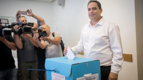 Amit Becher, currently interim chairman of the Israel Bar association, casts his ballot for the head of the association at a voting station in Tel Aviv, June 20, 2023. Photo by Miriam Alster/Flash90.