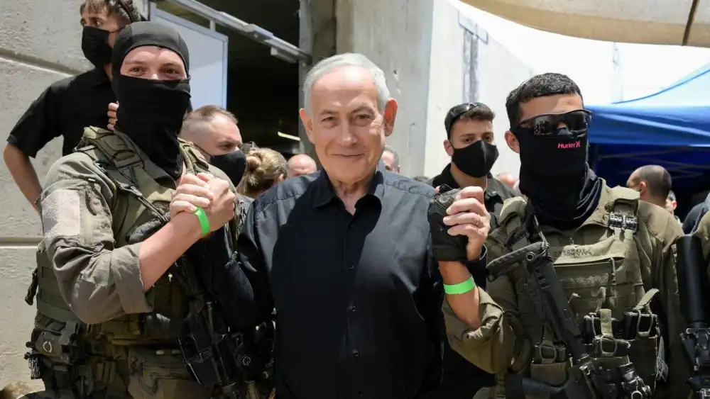 Prime Minister Benjamin Netanyahu visits IDF troops in northern Israel. Photo by Maayan Toaf/GPO.