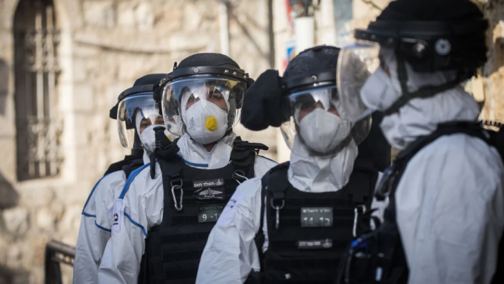 Israel Police in protective gear in Jerusalem's Mea Shearim neighborhood on April 6, 2020. Photo by Yonatan Sindel/Flash90.