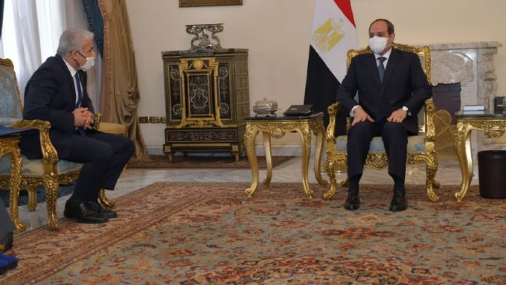 Israeli Foreign Minister Yair Lapid (left) meets with Egyptian President Abdel Fattah el-Sisi in Cairo, Egypt, on Dec. 9, 2021. Credit: Israeli Foreign Ministry.
