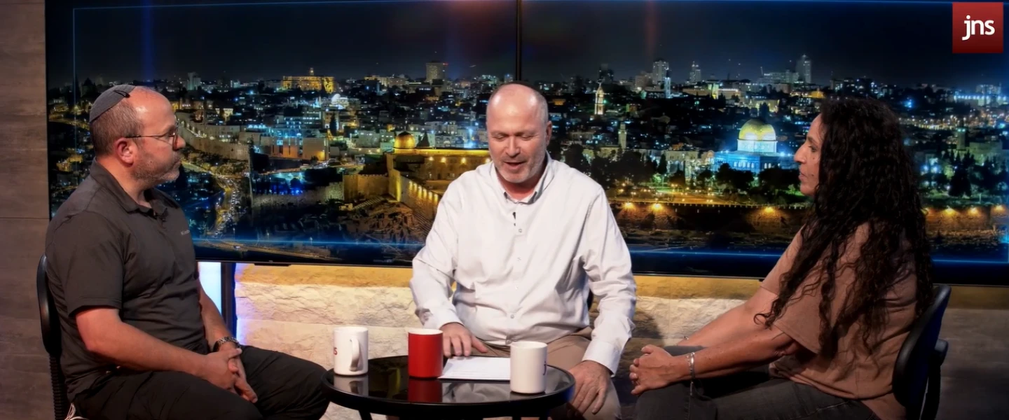 מירב לשם-גונן וצביקה מור, הורי החטופים שהוחזרו, בשיחה אישית עם אריאל כהנא באולפני JNS במלאת 3 שנים למלחמה.