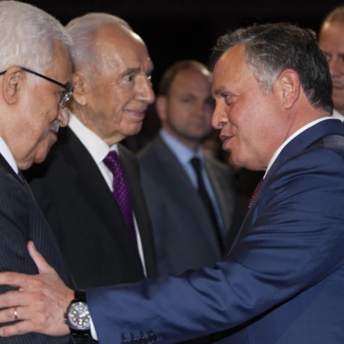 Palestinian Authority leader Mahmoud Abbas (left) speaks with Jordan's King Abdullah II as Israel's President Shimon Peres stands by, at the World Economic Forum on the Middle East and North Africa 2013, in Amman. May 26, 2013. Photo by Flash90.
