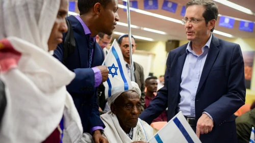 Jewish Agency chairman Isaac Herzog welcomes members of the Falash Mura community as they arrive at Ben Gurion Airport on Feb. 4, 2019. Photo by Tomer Neuberg/Flash90.