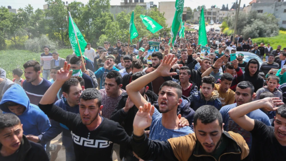 Palestinian supporters of senior Hamas militant Mazen Fuqaha shout slogans during a march in the West Bank village of Tubas, March 25, 2017. Photo by Flash90.