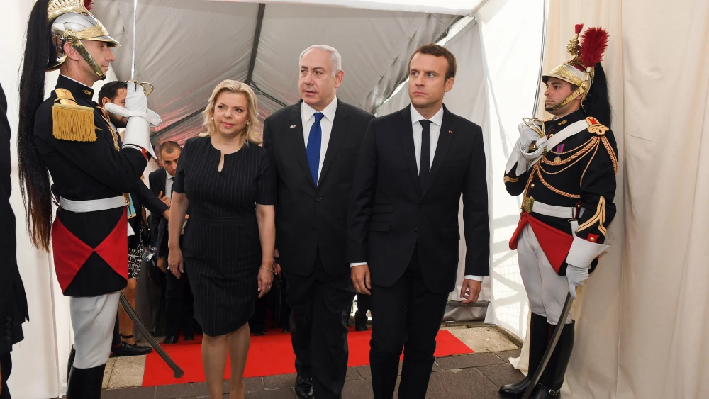 Israeli Prime Minister Benjamin Netanyah and his wife, Sara, with French President Emmanuel Macron at the ceremony marking the National Day in Remembrance of victims of racism and anti-Semitic crimes, and in tribute to Righteous Among the Nations, in Paris on July 16, 2017. Credit: Haim Zach/GPO.
