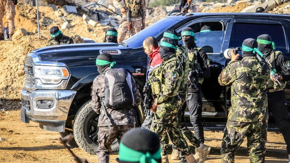 Al-Qassam Brigades hand over Israeli hostages Ofer Kalderon and Yarden Bibas to the Red Cross, as part of the ceasefire agreement between Israel and Hamas, in Khan Yunis, southern Gaza Strip. February 01, 2025. Photo by Abed Rahim Khaatib/Flash90 *** Local Caption *** חמאס שחרור ביבס ירדן קלדרון