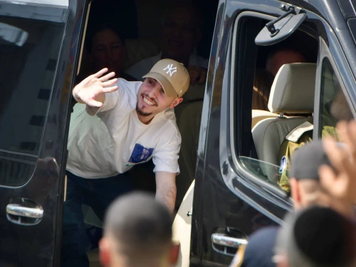 Released hostage Eitan Mor arrives at Beilinson hospital, Oct. 13, 2025. Photo by Avshalom Sassoni/Flash90.