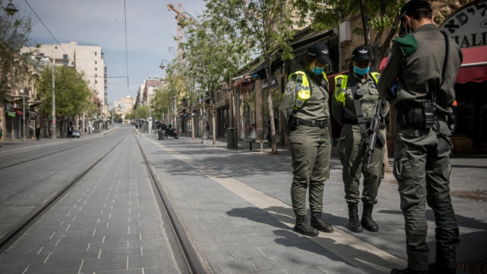 Israelis stand in silence in Jerusalem as a two-minute siren is sounded across the country to mark Holocaust Remembrance Day, April 21, 2020. Photo by Yonatan Sindel/Flash90.
