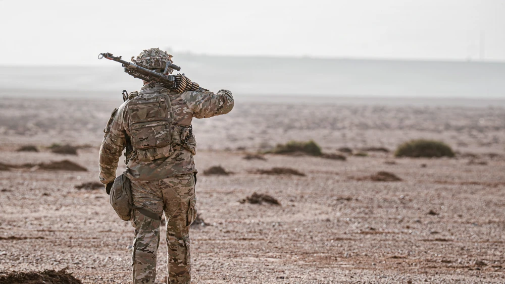 A U.S. Army cannon crewmember assigned to Chaos Battery, 4th Battalion, 319th Airborne Field Artillery Regiment, 173rd Mobile Brigade Combat Team (Airborne), carries an M249 machine gun during an African Lion 26 live-fire exercise at Cap Draa, Tan-Tan, Morocco, April 21, 2026. Photo by Sgt. Christopher Sanchez/US Army.
