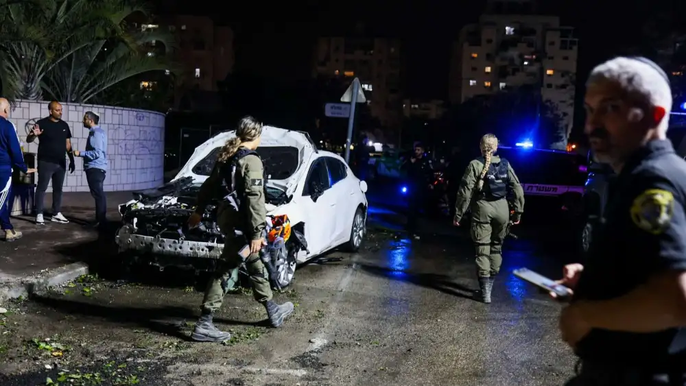 Israeli security and rescue forces at the scene where a rocket fired from the Gaza Strip by Hamas terrorists hit the southern Israeli city of Ashkelon, April 6, 2025. Photo by Edi Israel/Flash90.