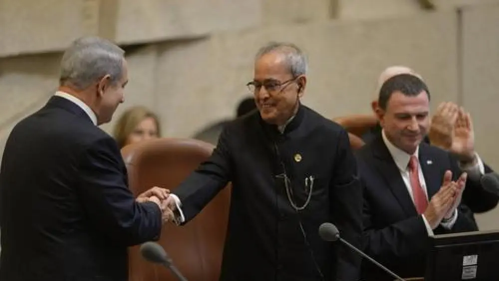 Israeli Prime Minister Benjamin Netanyahu (left) welcomes Indian President Pranab Mukherjee to the Knesset. Credit: Israeli Prime Minister's Office.