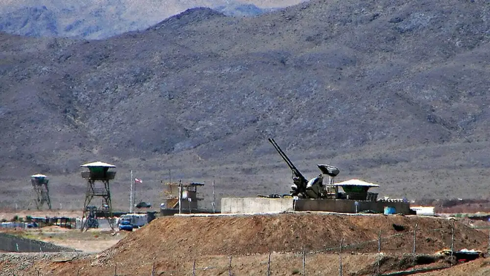 Cañones antiaéreos en la planta de enriquecimiento de uranio de Natanz, Irán. Crédito: Hamed Saber vía Wikimedia Commons.