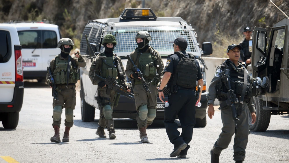 Israeli soldiers and security forces at the scene of a terror attack near Danny Spring, or Ein Bubin, in the West Bank, on Aug. 23, 2019. A father and his two children were seriously injured when a grenade or improvised explosive device was thrown at them. Photo by Flash90.