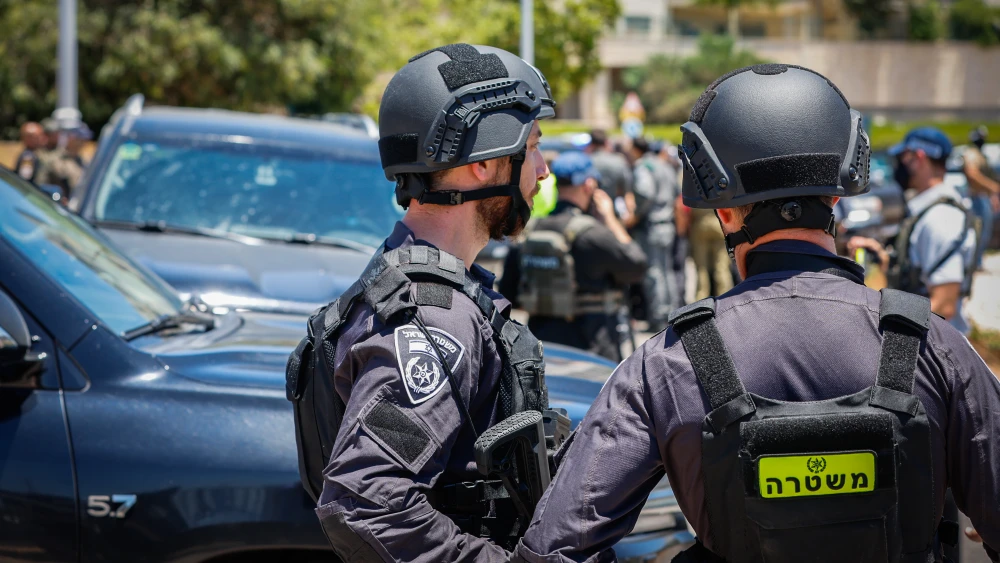 Israeli security forces at the scene where terrorists opened fire at civilians at the entrance to Tzur Yitzhak, June 7, 2026. Photo by Tal Gal/Flash90.
