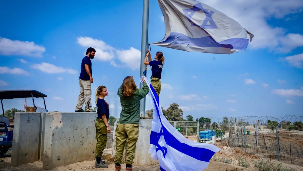 Israeli soldiers Israeli flag Kibbutz Nir Am