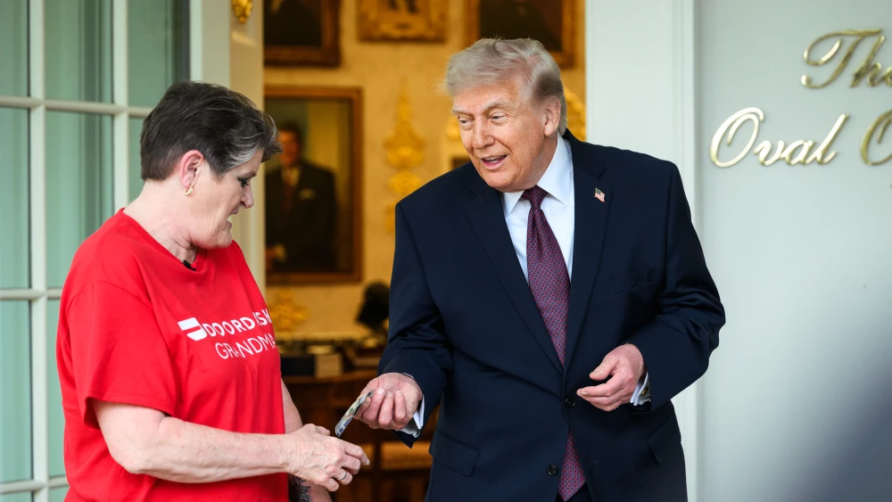 U.S. President Donald Trump tips a DoorDash driver outside the Oval Office on April 13, 2026. Photo: The White House.