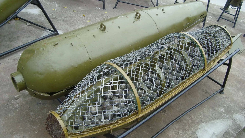 Cluster bomb