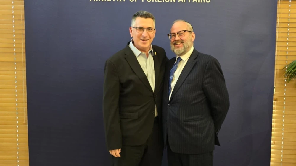 Israeli Foreign Minister Gideon Sa’ar (left) and Rabbi Yehuda Kaploun. Credit: Israeli Foreign Ministry.