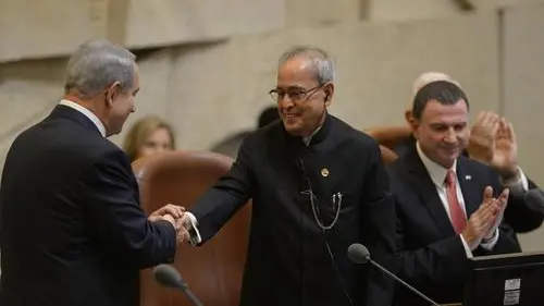 Israeli Prime Minister Benjamin Netanyahu (left) welcomes Indian President Pranab Mukherjee to the Knesset. Credit: Israeli Prime Minister's Office.
