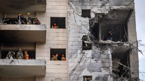 Israeli security and rescue personnel at the scene where a ballistic missile fired from Iran hit in Petach Tikvah, June 16, 2025. Photo by Chaim Goldberg/Flash90.