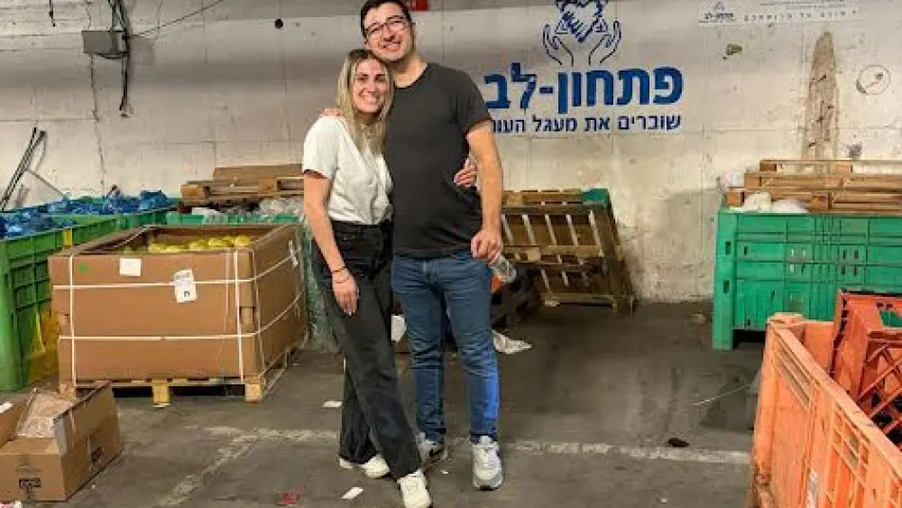 Rebecca Starr and Benjamin Katz volunteering at Pitchon-Lev, a humanitarian organization focused on breaking the intergenerational cycle of poverty in Israel, after Oct. 7. Photo credit: Pitchon-Lev.