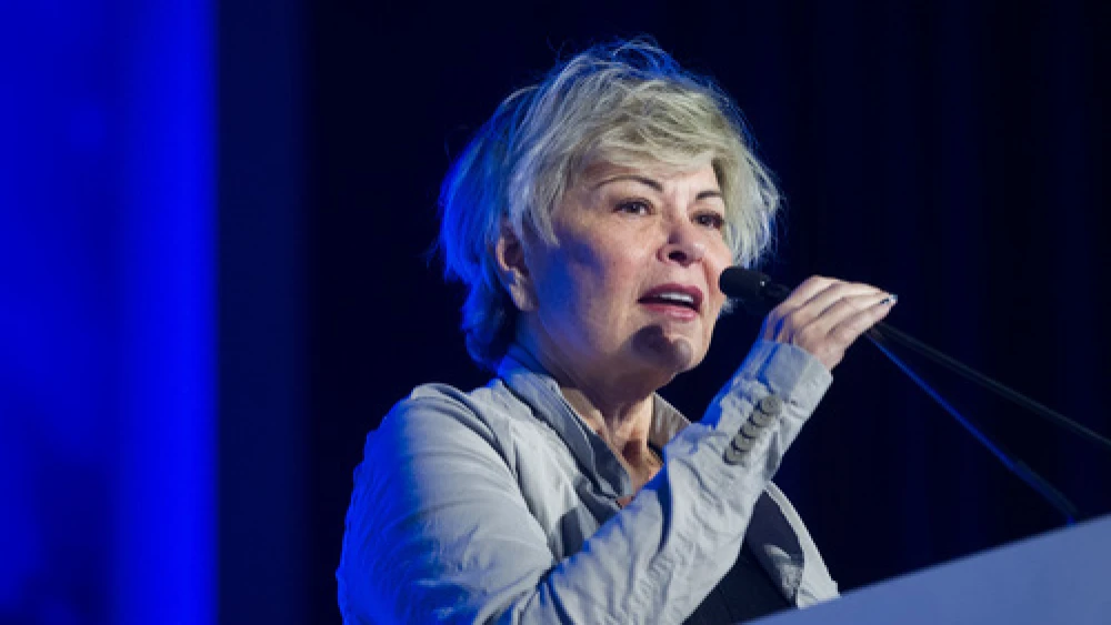 Roseanne Barr speaks at the March 28 “Stop the Boycott” conference in Jerusalem, which was hosted by Yediot Achronot/Ynet. Credit: Miriam Alster/Flash90.