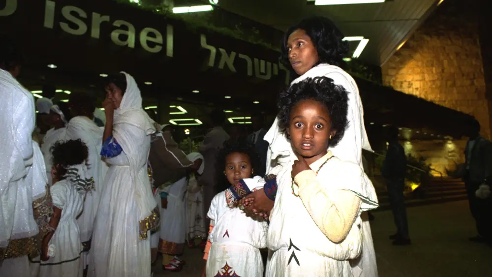 New immigrants from Ethiopia after their arrival in Israel as part of Operation Solomon. Credit: Alpert Nathan/GPO.