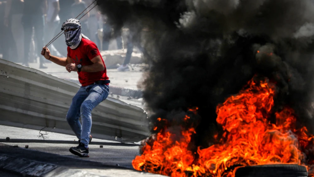 Palestinian rioters attack Israeli security forces in Bethlehem, May 18, 2021. Photo by Wisam Hashlamoun/Flash90.
