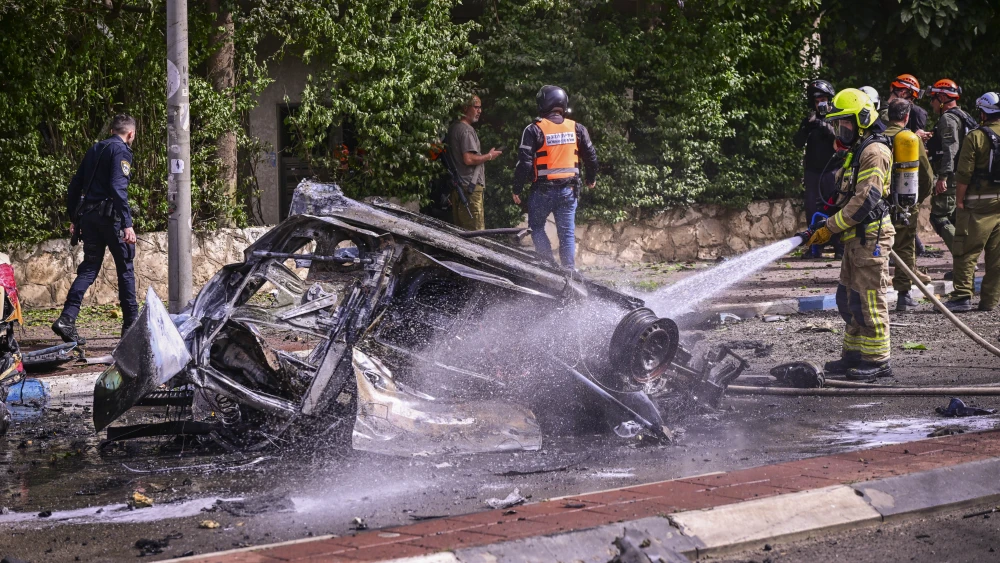 Israeli security and rescue forces at the scene where a missile fired from Iran toward Israel caused damage in Ramat Gan, April 4, 2026. Photo by Avshalom Sassoni/Flash90.