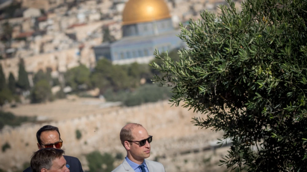 Prince William, Duke of Cambridge, tours the Mount of Olives overlooking the Temple Mount on an official visit to Israel, June 28, 2018. Photo by Yonatan Sindel/Flash90.