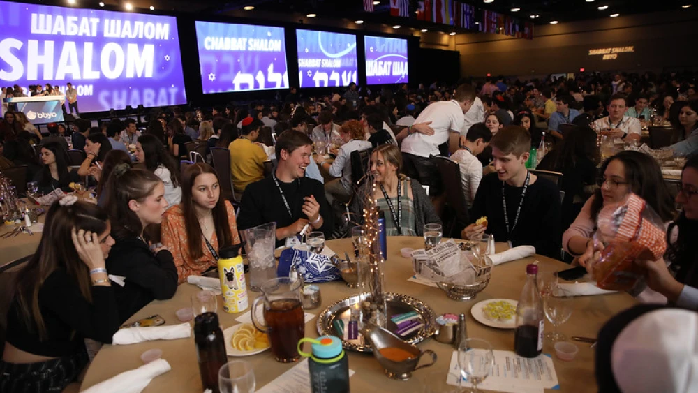 BBYO International Convention featured a Shabbat dinner for more than 3,000 Jewish teens from around the world. Photo by Jason Dixson Photography.
