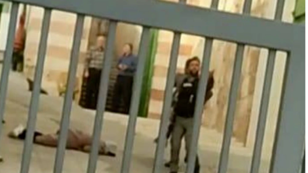 A 24-year-old female knife attacker shot outside of the Cave of the Patriarchs in Hebron (screenshot)