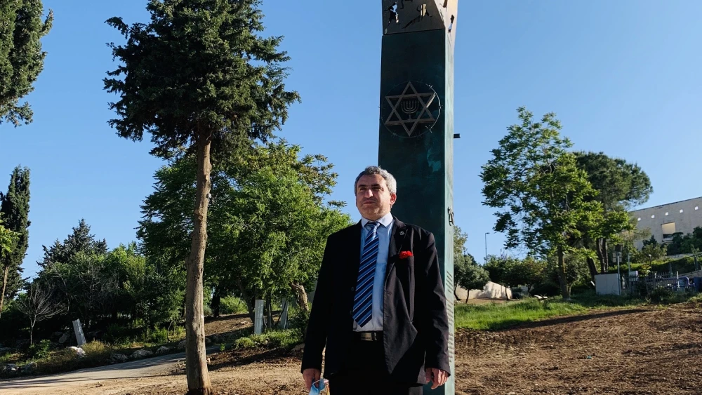 Zeev Elkin, Minister of Jerusalem Affairs, Environment, and Cultural Heritage, addresses a ceremony at the Memorial Candle Monument in Jerusalem on May 10, 2020, to mark Victory Day. Credit: Courtesy.