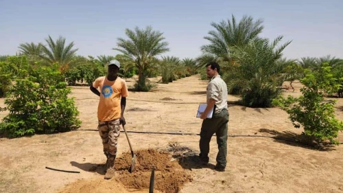 A member of the Keren Kayemeth LeIsrael delegation speak with a Chadian, August 2023. Credit: KKL-JNF.